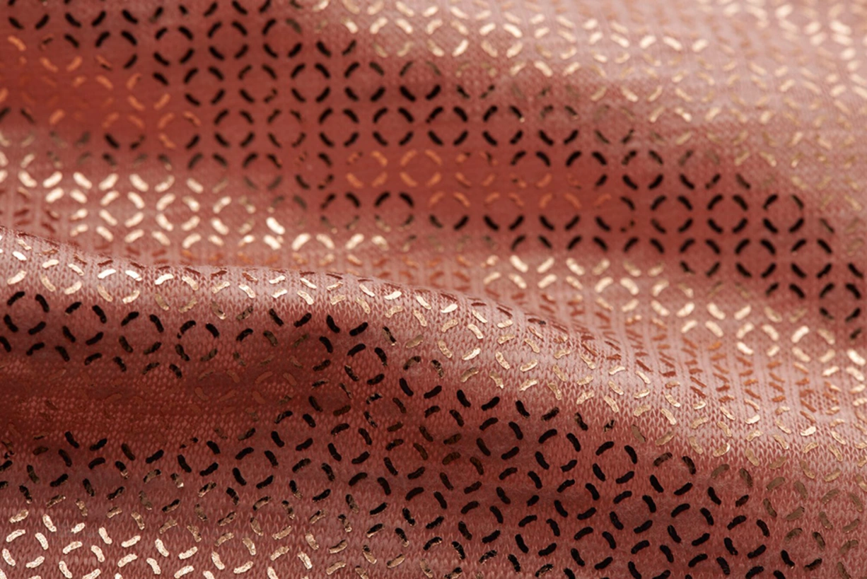 金色衣物 - 天然 OEKO-TEX® 認證 带有金色织物饰面的编织物细节