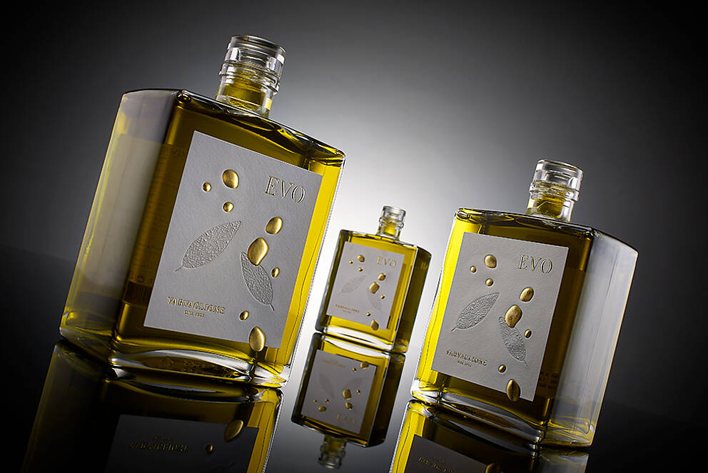 橄榄油瓶上的奢华食品标签