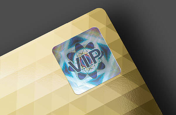 KURZ 塑料金卡上的安全全息图