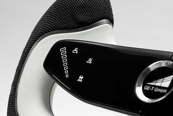 LEONHARD KURZ 采用未来感控件的 GE-T 方向盘