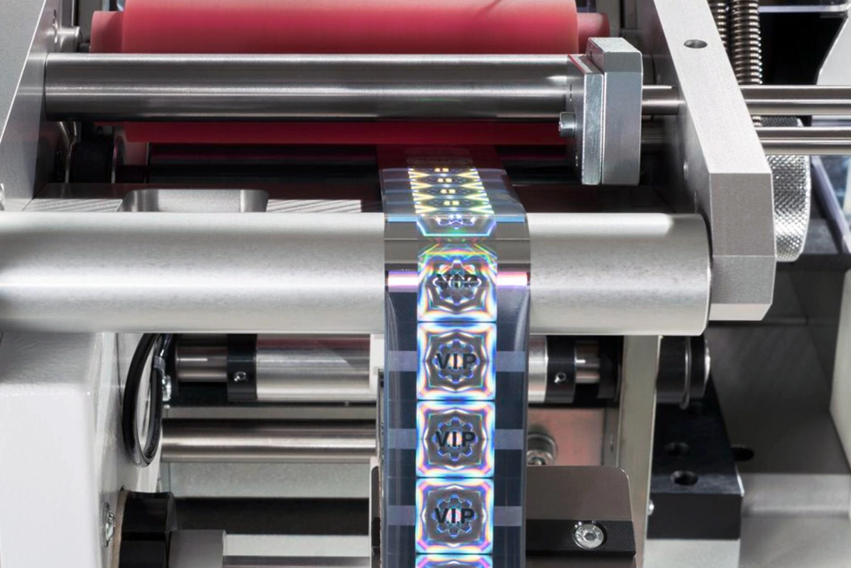 塑料注塑件的热压花全息图 通过 KURZ 热烫印机印刷全息图