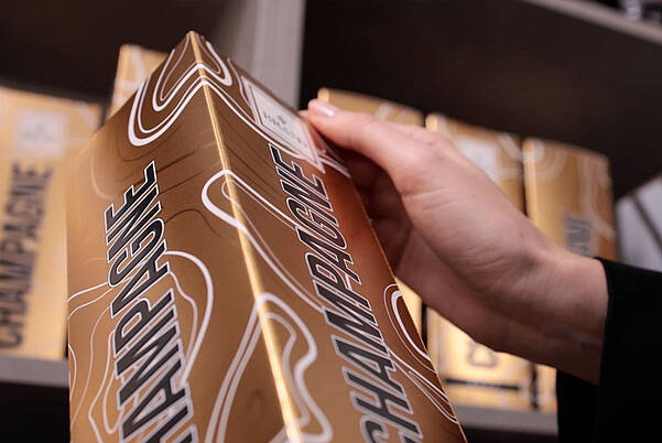 产品设计：奢华装饰的高光金色折叠盒