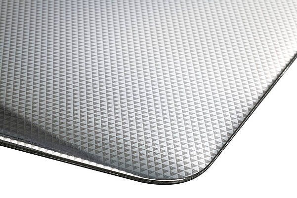 带 3D 效果和光反射的镀铬表面设计