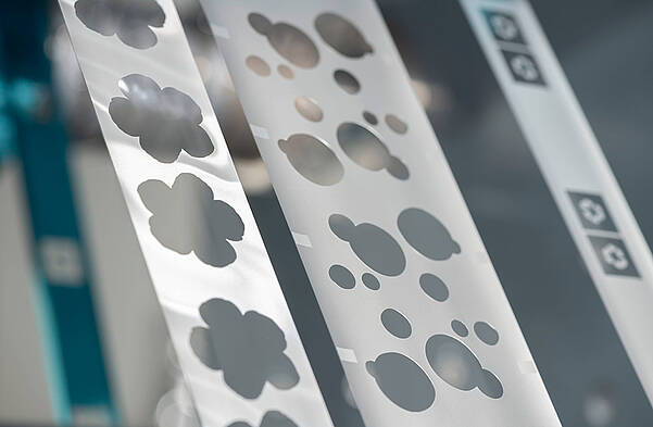 带花朵和圆形开孔的冷转印箔