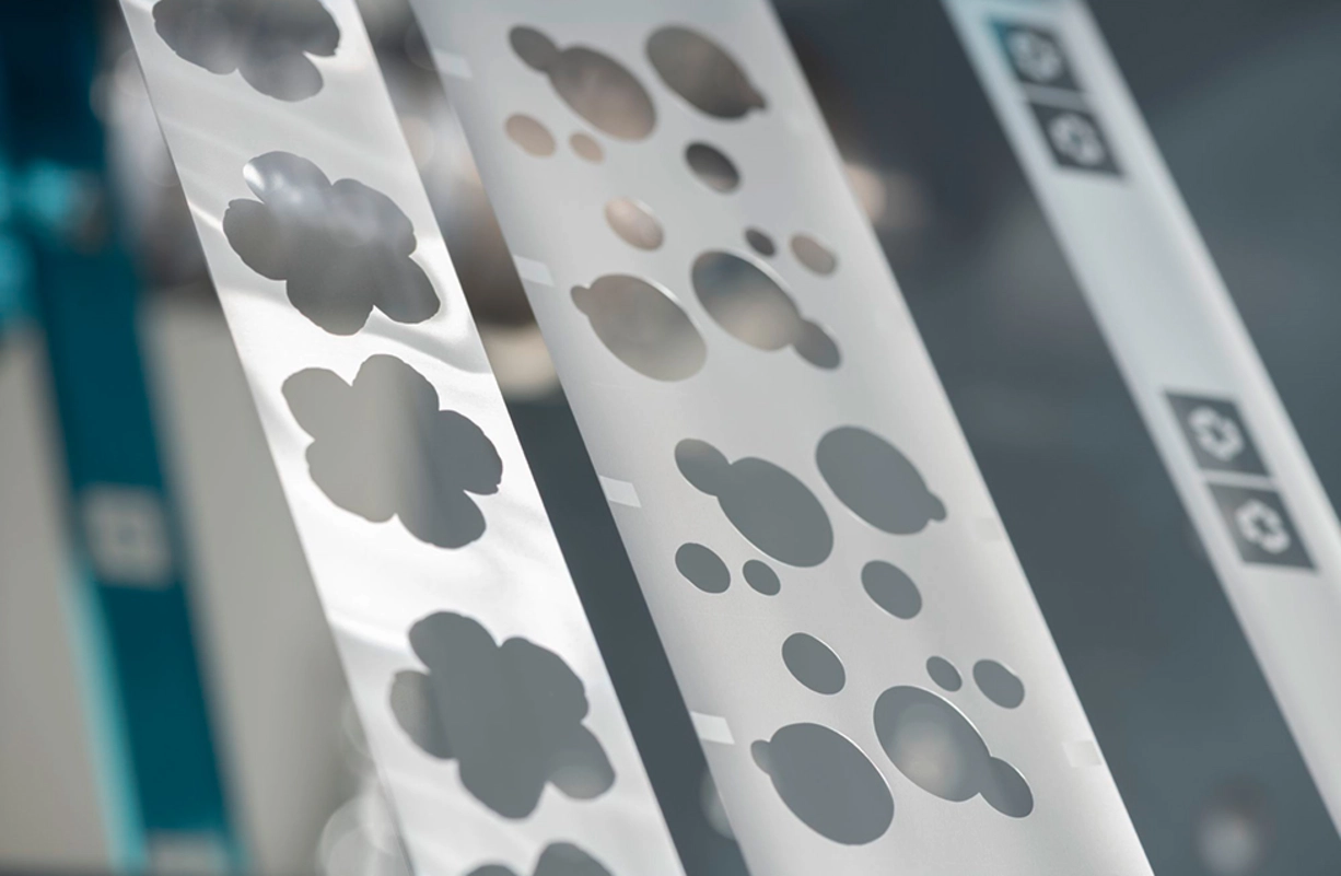 LEONHARD KURZ 精准且环保的贴标解决方案 带花朵和圆形开孔的冷转印箔