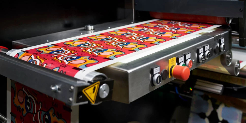 标签上的 3D 和浮雕效果:KURZ 热烫印和数字转印