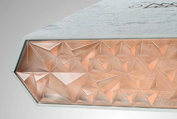 采用水晶设计的带背光游戏电脑