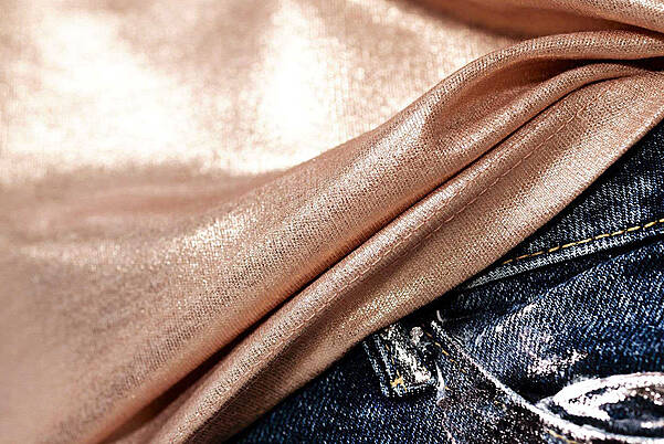 採用不同顏色金屬箔的織物裝飾