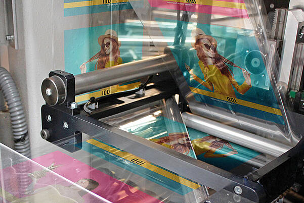 Process detail: Tube finishing in screen printing on a machine from the KURZ Group