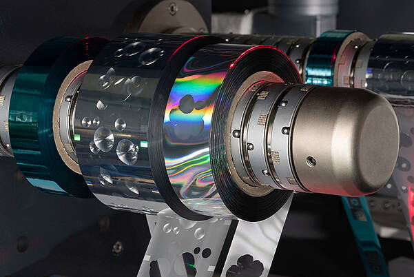 细节图：带全息箔的冷转印机