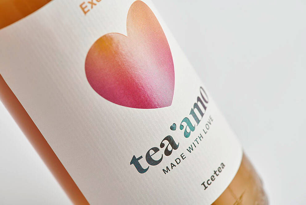 带半透明表面装饰的 tea'amo 瓶标签